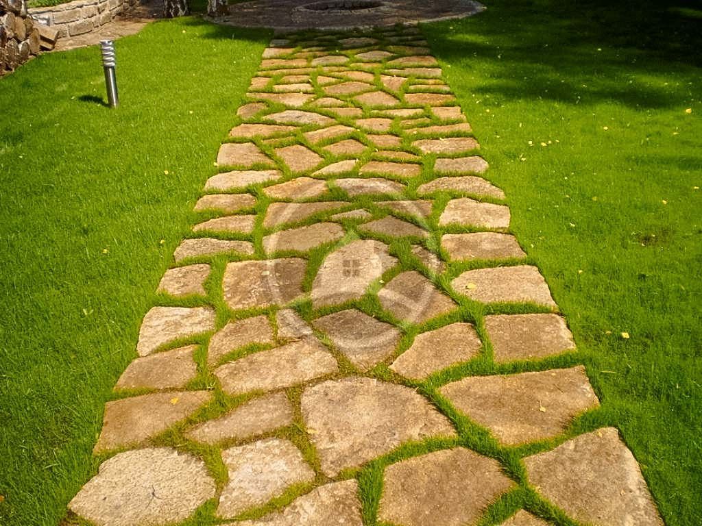 Камень плитняк для садовых дорожек фото